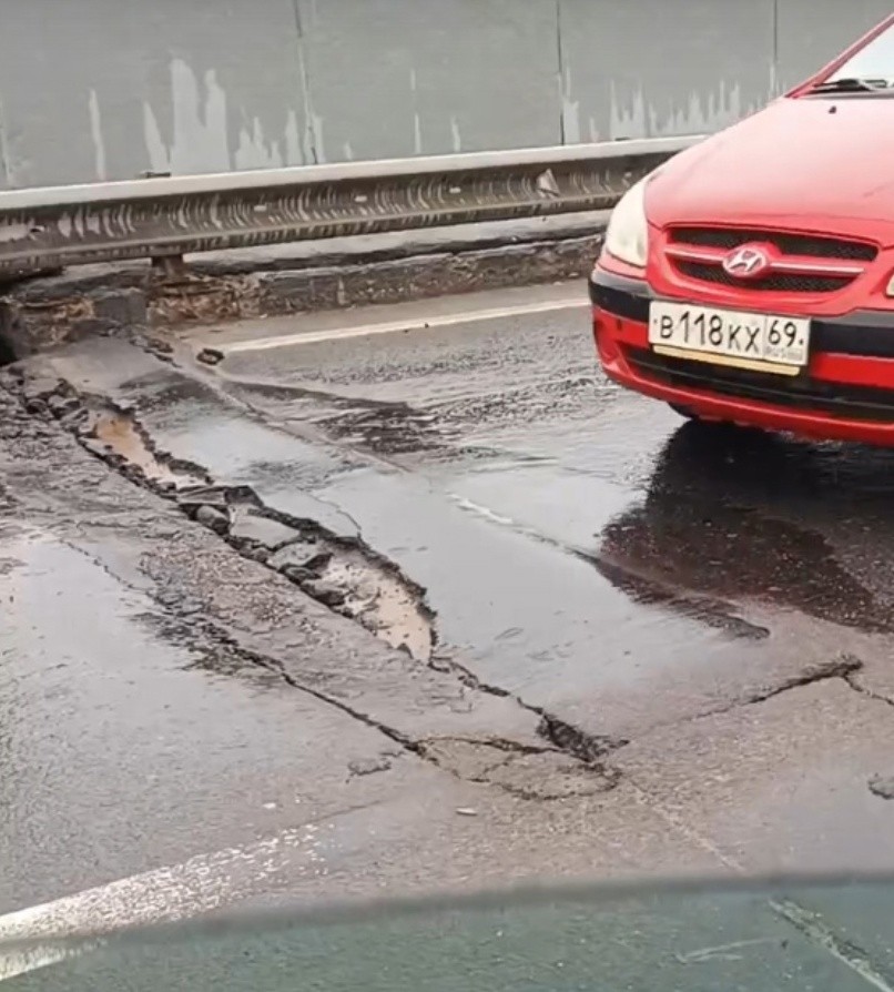 В Твери под весом машин разваливается асфальт на мосту