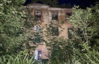 В Тверской области двое подростков упали с третьего этажа заброшенного здания