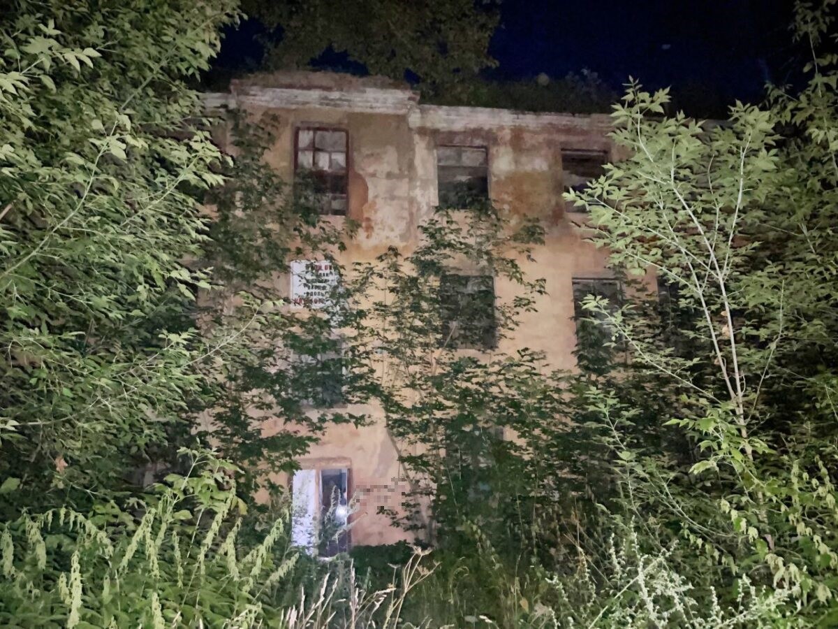 В Тверской области двое подростков упали с третьего этажа заброшенного здания