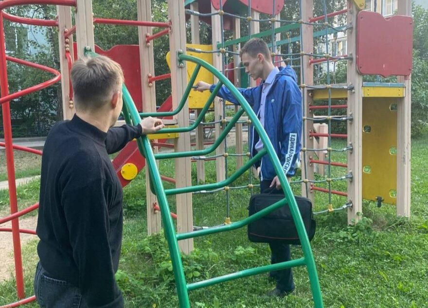 Активисты «Единой России» проверяют детские площадки города Твери Активисты «Единой России» проверяют детские площадки города Твери