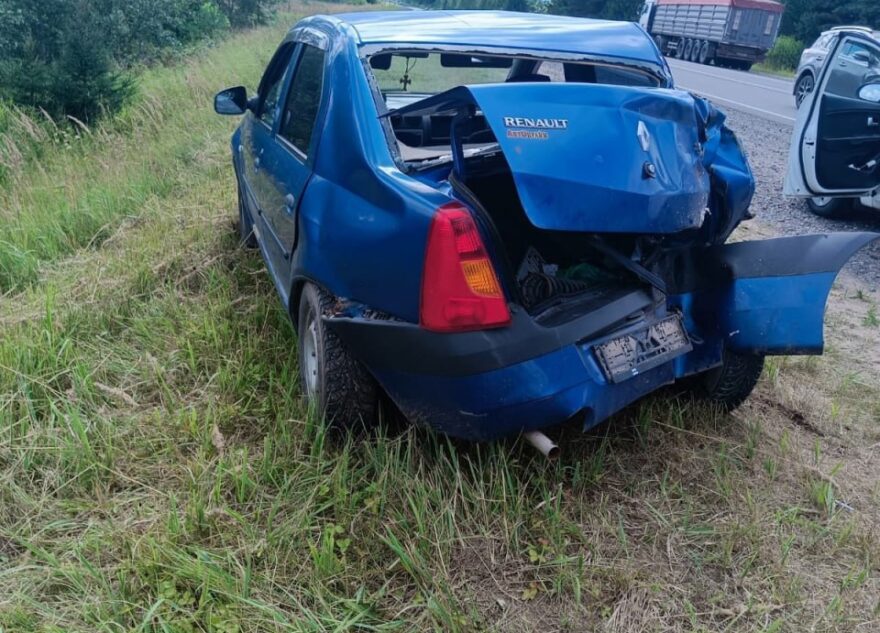 На дороге в Тверской области грузовик влетел в легковушку