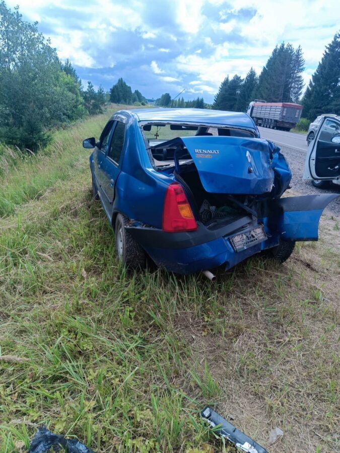 На дороге в Тверской области грузовик влетел в легковушку На дороге в Тверской области грузовик влетел в легковушку