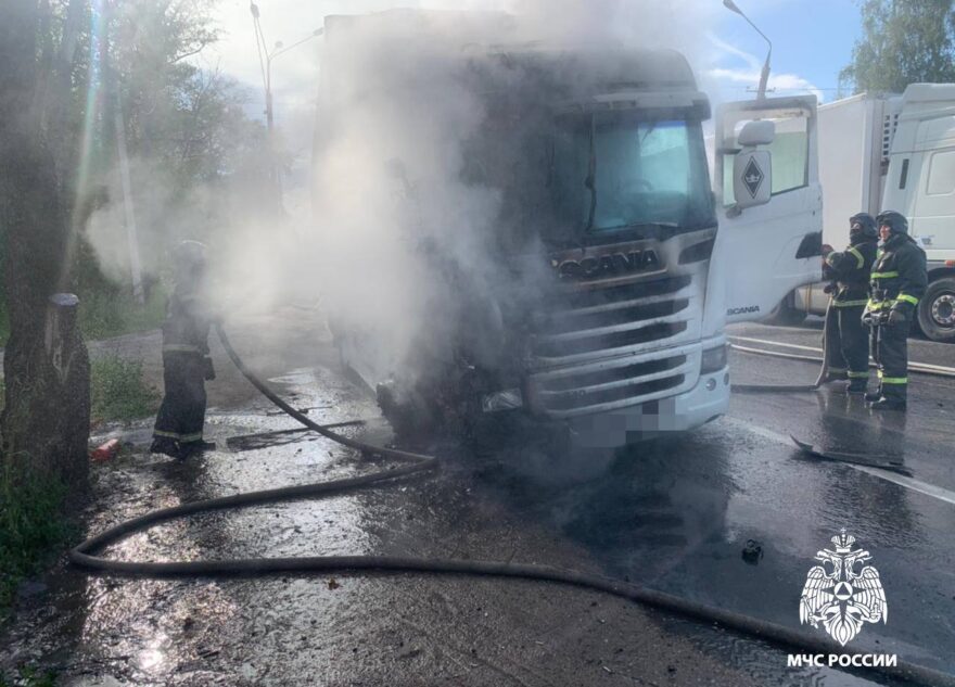 На трассе М-10 в Тверской области пожарные потушили фуру