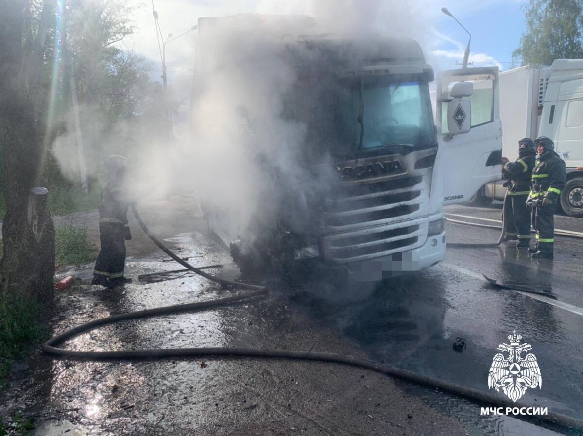 На трассе М-10 в Тверской области пожарные потушили фуру
