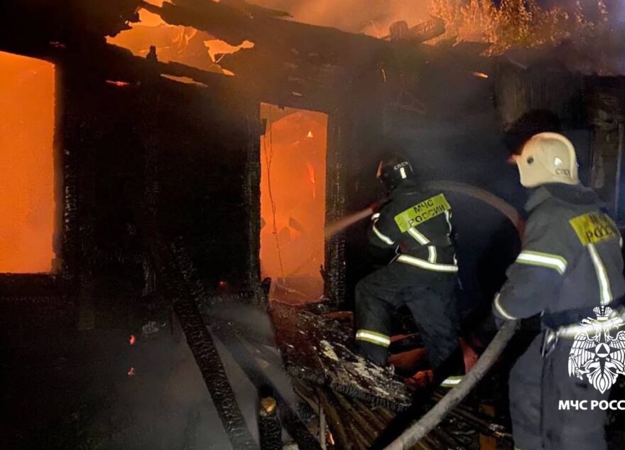 Ночью в Твери сгорела заброшка