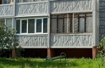 В одном из дворов Твери жадный сосед постоянно ворует лавочку В одном из дворов Твери жадный сосед постоянно ворует лавочку