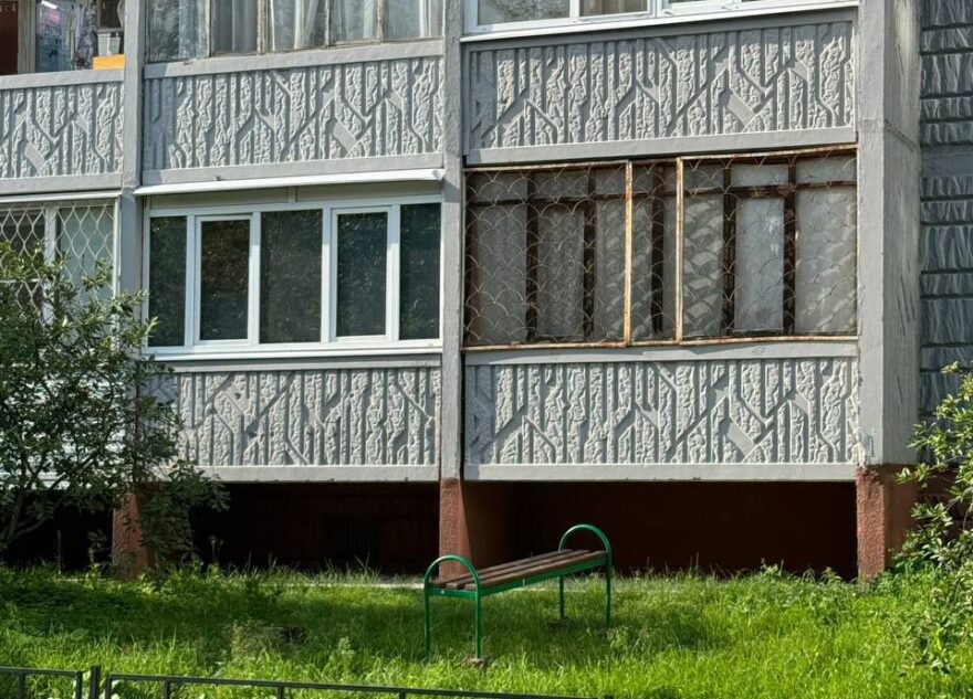 В одном из дворов Твери жадный сосед постоянно ворует лавочку