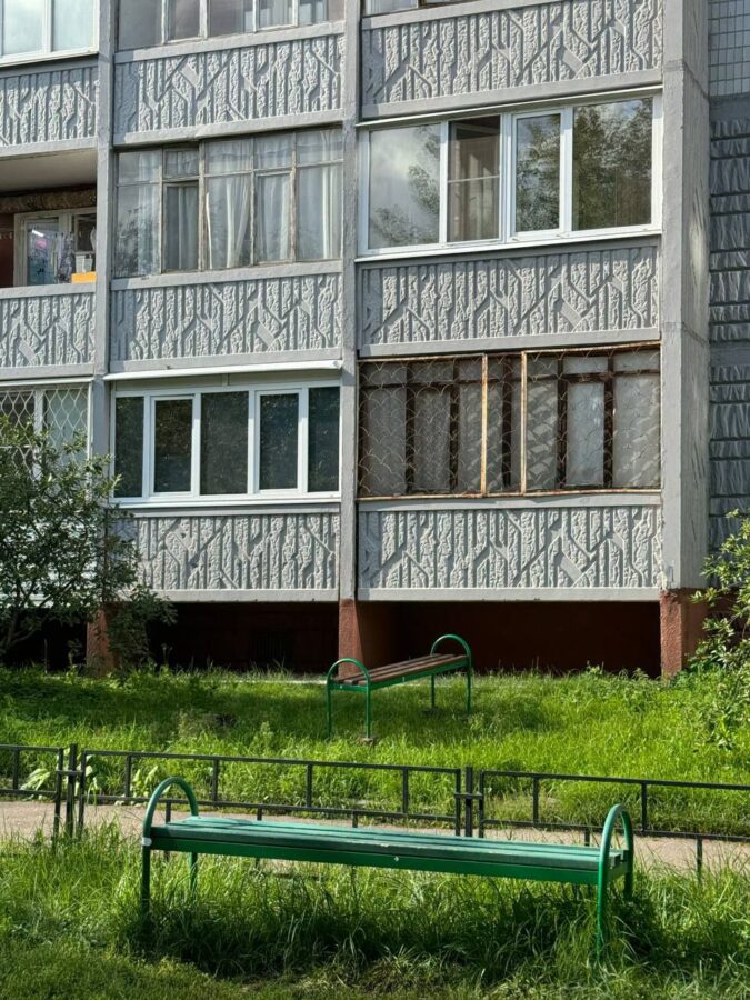 В одном из дворов Твери жадный сосед постоянно ворует лавочку