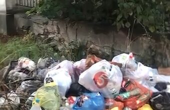 В Твери под окнами дома образовалась гора мусора