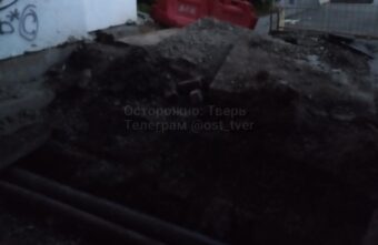 Возле дома в Твери люди могут провалиться в огромную яму