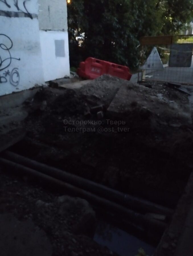 Возле дома в Твери люди могут провалиться в огромную яму