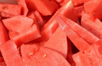 Врач рассказал, какие серьезные проблемы со здоровьем вызывает употребление арбуза