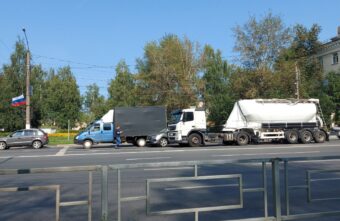 В Твери цементовоз и грузовик зажали легковушку с двух сторон В Твери цементовоз и грузовик зажали легковушку с двух сторон