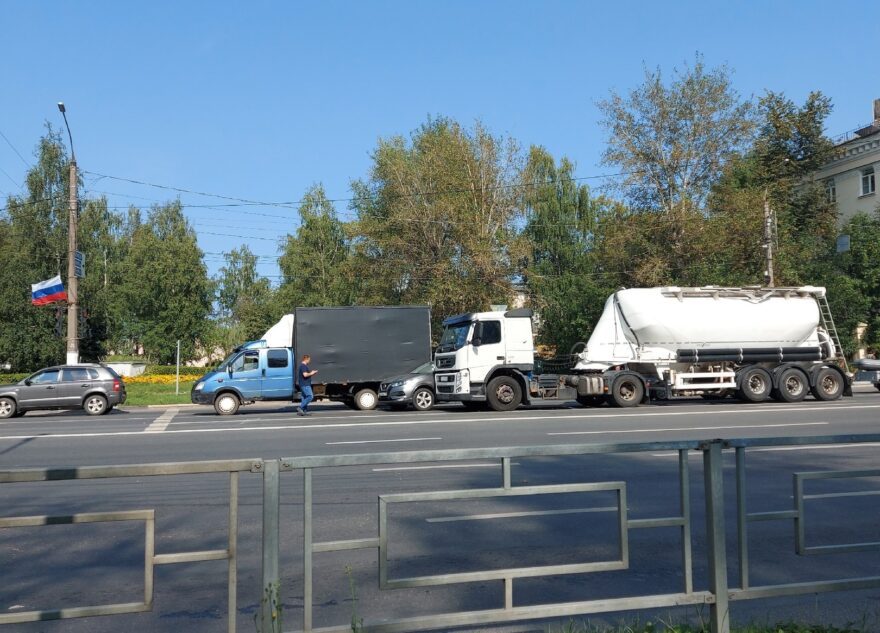 В Твери цементовоз и грузовик зажали легковушку с двух сторон