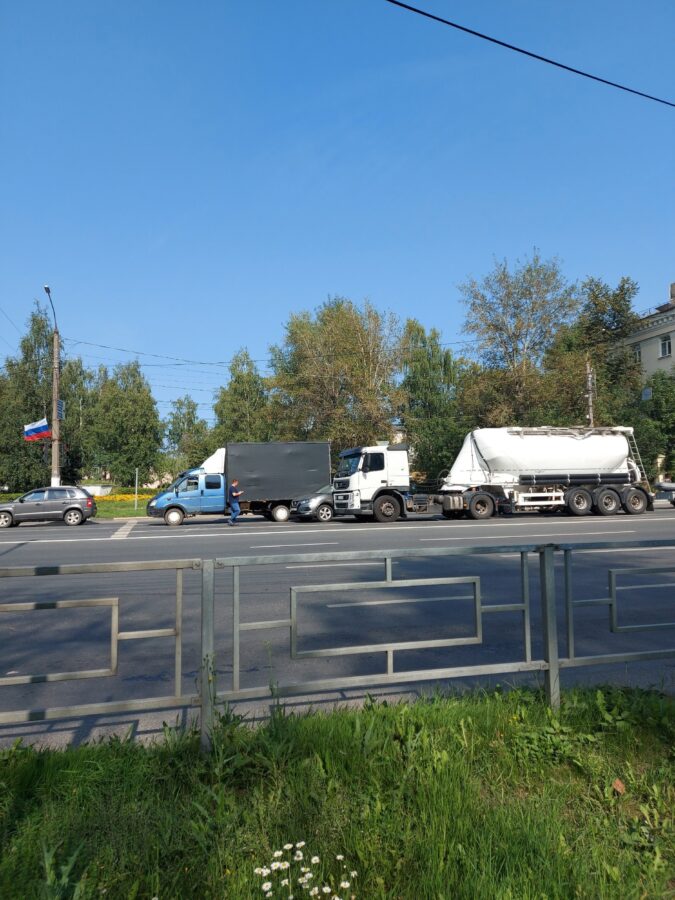 В Твери цементовоз и грузовик зажали легковушку с двух сторон