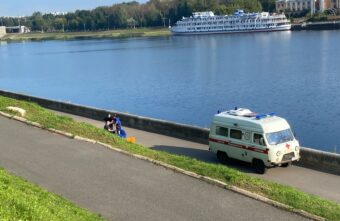 Рано утром на набережной в Твери скорая спасала жизнь мужчине Рано утром на набережной в Твери скорая спасала жизнь мужчине