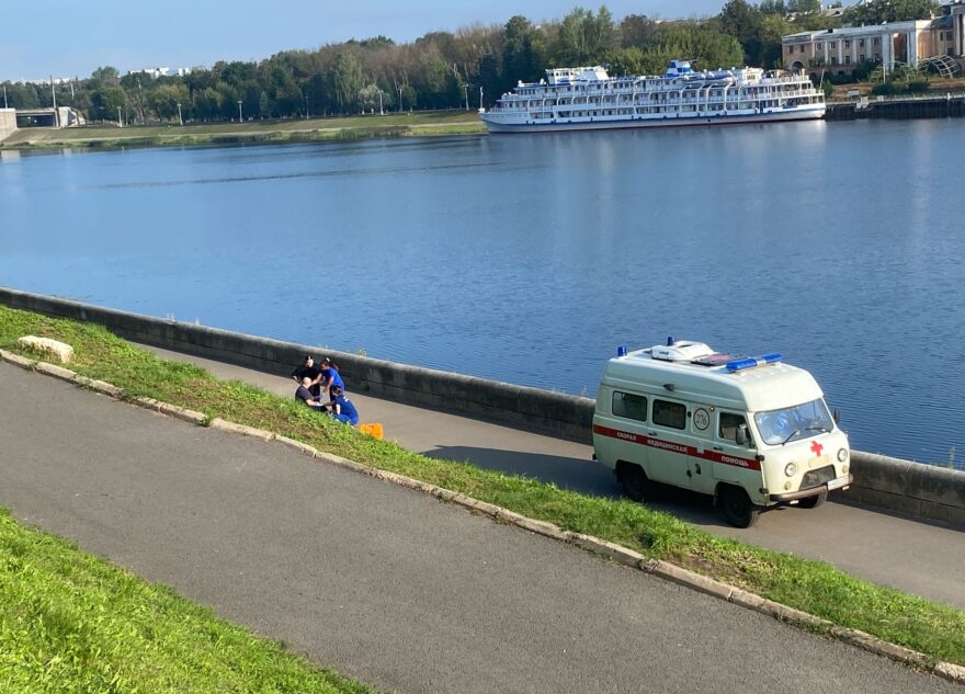 Рано утром на набережной в Твери скорая спасала жизнь мужчине Рано утром на набережной в Твери скорая спасала жизнь мужчине