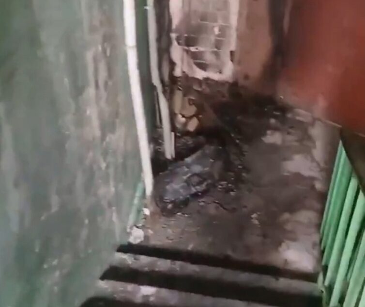 В одном из подъездов Твери вандалы подожгли шину