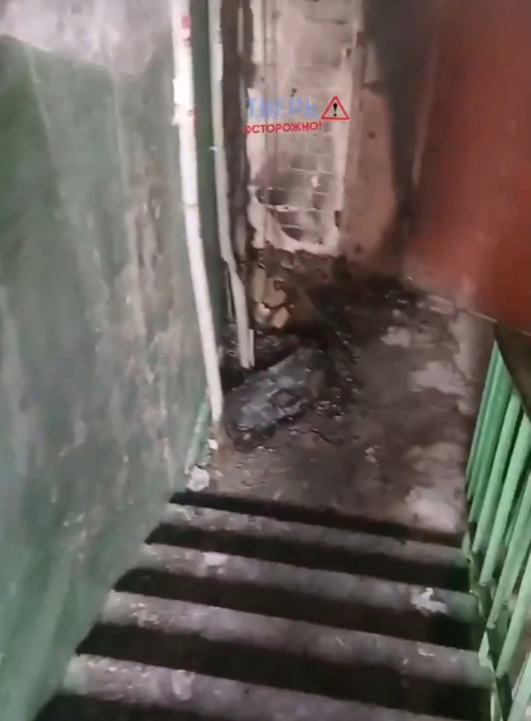 В одном из подъездов Твери вандалы подожгли шину