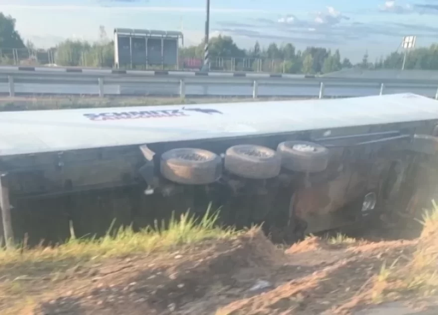 Оборванные провода после аварии на М-10 в Тверской области страшно покалечили женщину Оборванные провода после аварии на М-10 в Тверской области страшно покалечили женщину