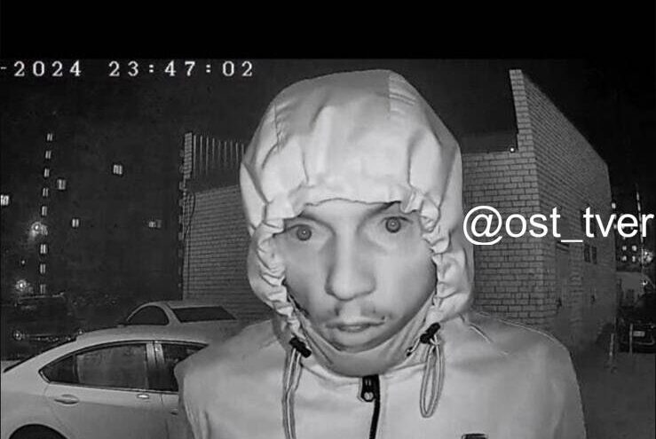 Лицо поджигателя покрышек в тверских подъездах попало на камеры Лицо поджигателя покрышек в тверских подъездах попало на камеры
