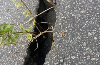 В городе в Тверской области размыло асфальт