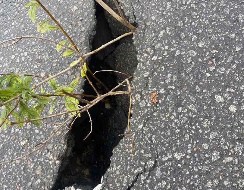 В городе в Тверской области размыло асфальт