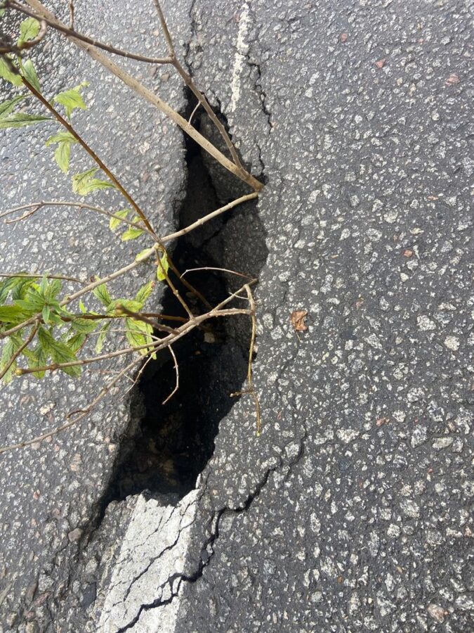 В городе в Тверской области размыло асфальт