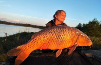 В Тверской области женщина поймала карпа-гиганта В Тверской области женщина поймала карпа-гиганта