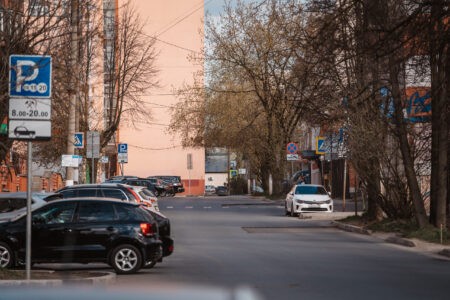 Эксперт рассказал, когда можно парковать машину на бордюре Эксперт рассказал, когда можно парковать машину на бордюре