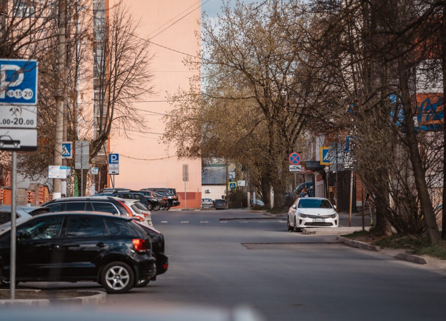 Эксперт рассказал, когда можно парковать машину на бордюре