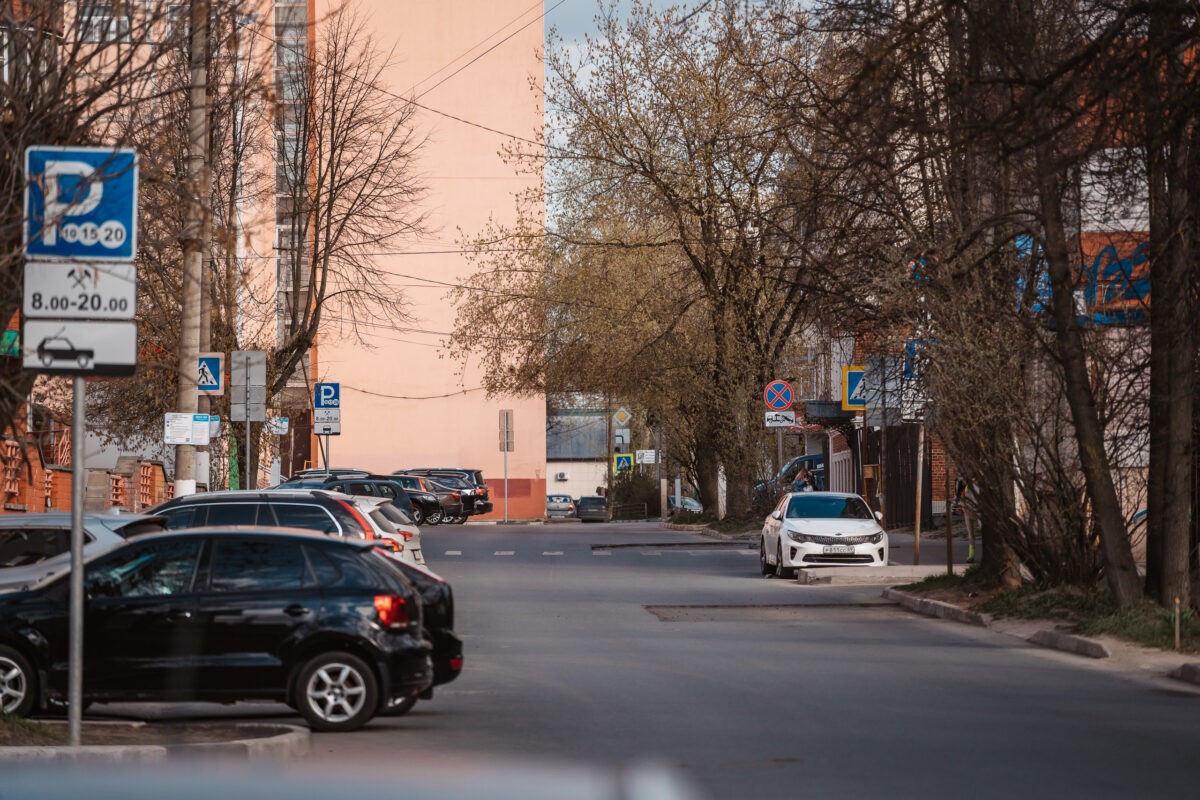 Эксперт рассказал, когда можно парковать машину на бордюре