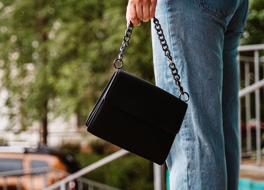 В Твери у женщины украли сумку из тележки с продуктами