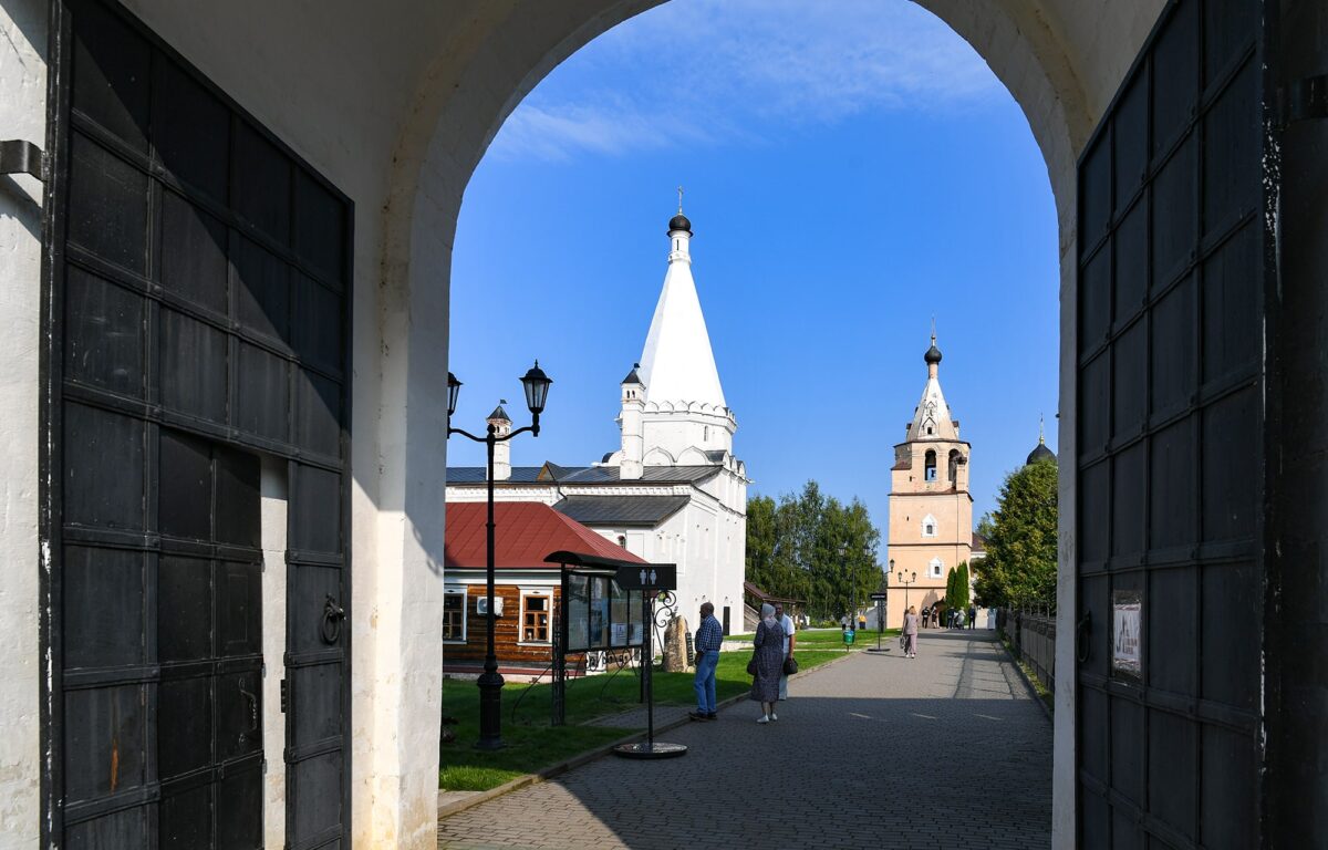 Игорь Руденя и Виктор Христенко поздравили старицких первоклассников с предстоящим началом учебного года