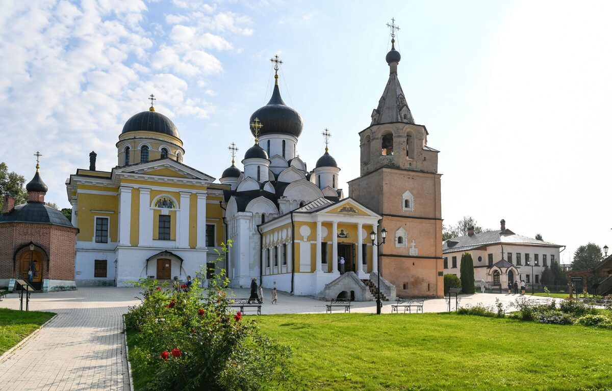 Игорь Руденя и Виктор Христенко поздравили старицких первоклассников с предстоящим началом учебного года