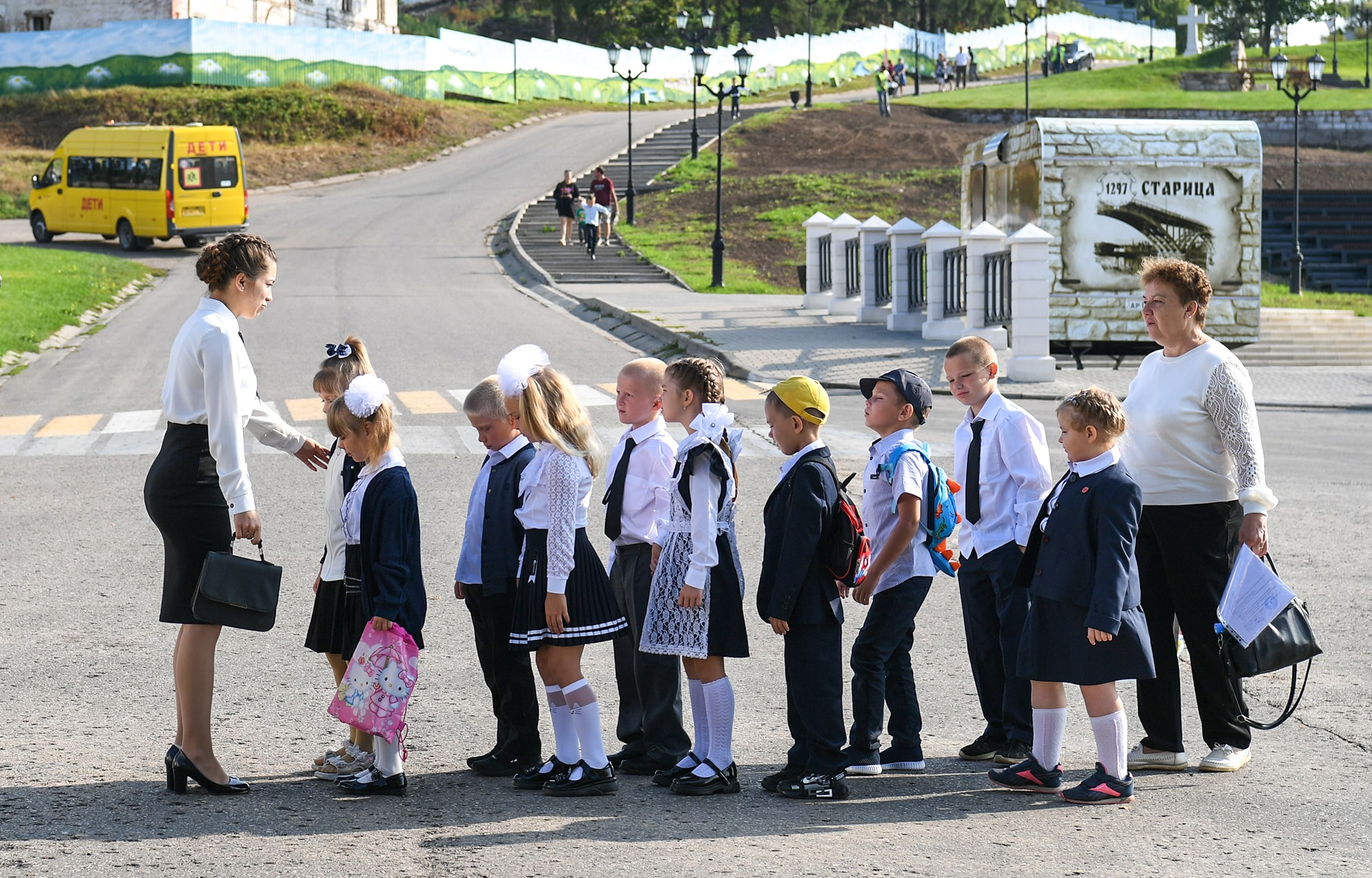 Игорь Руденя и Виктор Христенко поздравили старицких первоклассников с предстоящим началом учебного года
