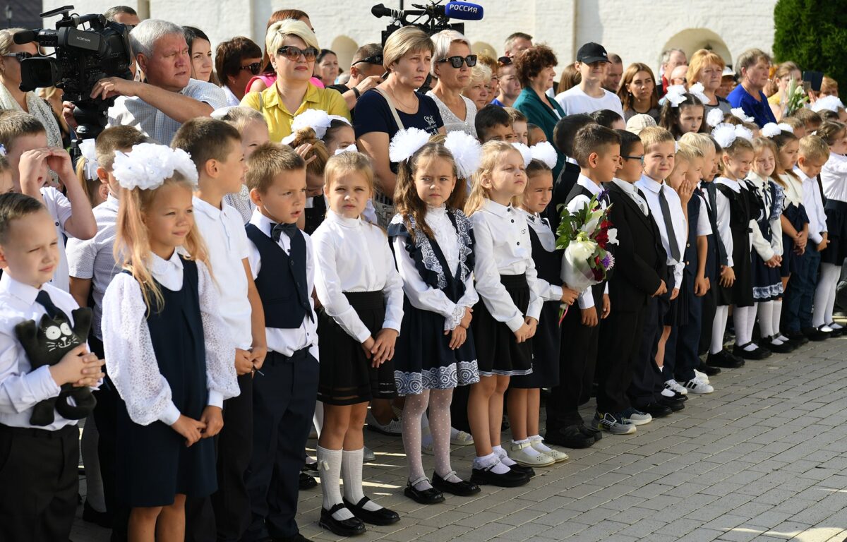 Игорь Руденя и Виктор Христенко поздравили старицких первоклассников с предстоящим началом учебного года