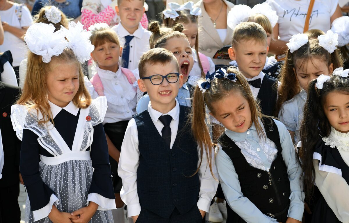 Игорь Руденя и Виктор Христенко поздравили старицких первоклассников с предстоящим началом учебного года