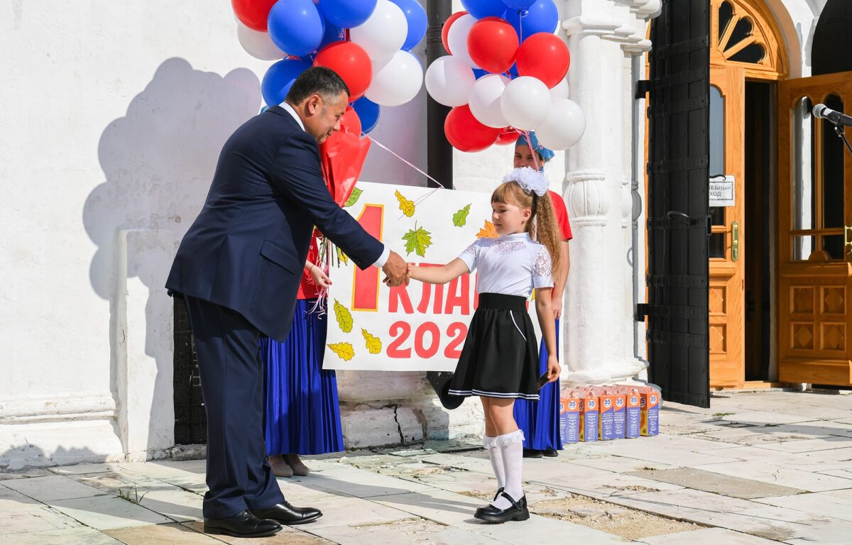 Игорь Руденя и Виктор Христенко поздравили старицких первоклассников с предстоящим началом учебного года