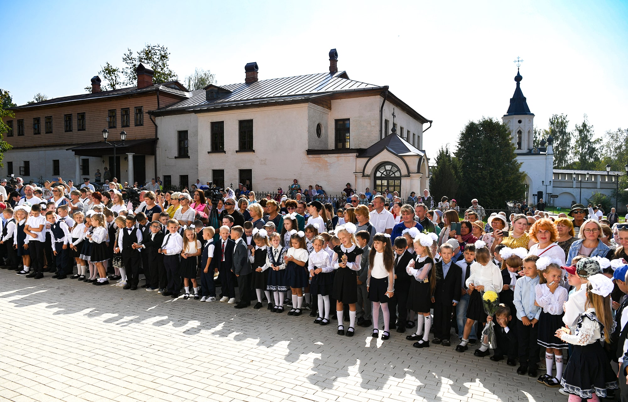 Игорь Руденя и Виктор Христенко поздравили старицких первоклассников с предстоящим началом учебного года