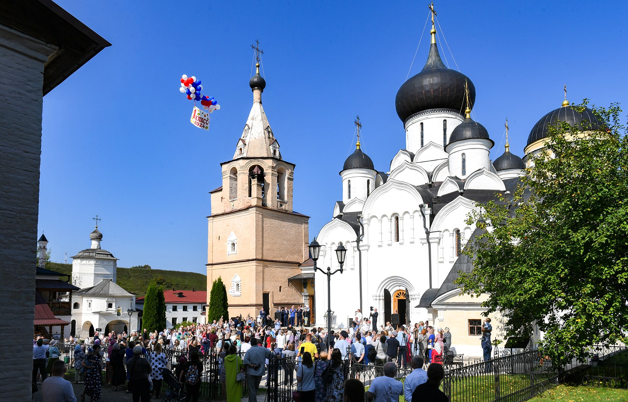 Игорь Руденя и Виктор Христенко поздравили старицких первоклассников с предстоящим началом учебного года