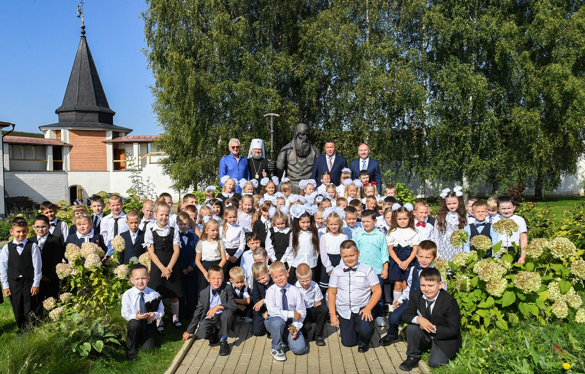 Игорь Руденя и Виктор Христенко поздравили старицких первоклассников с предстоящим началом учебного года