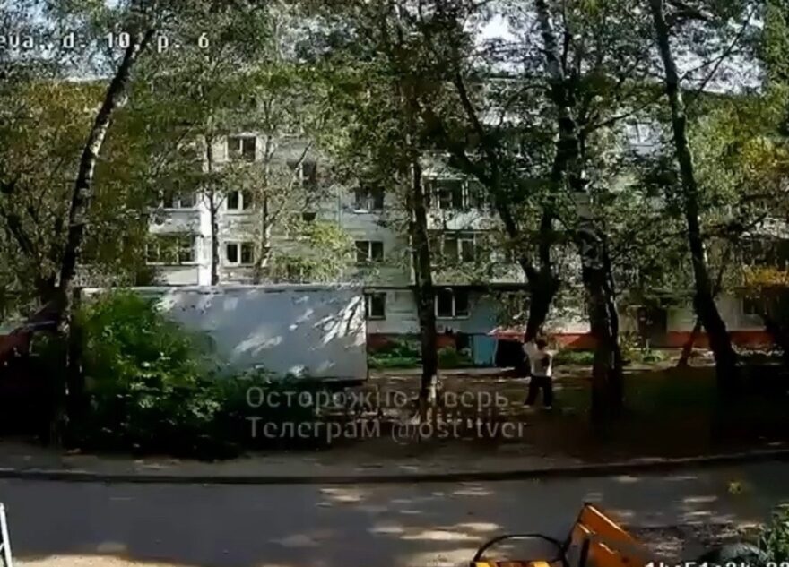 В Твери неизвестный украл развешенное на улице белье