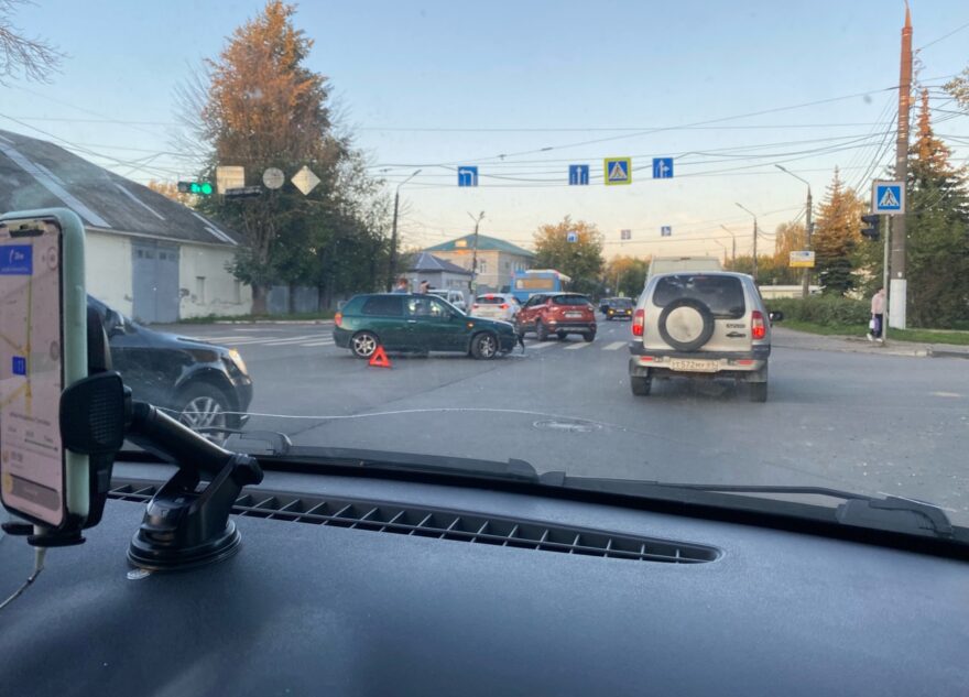 На мосту в Твери из-за аварии образовалась большая пробка