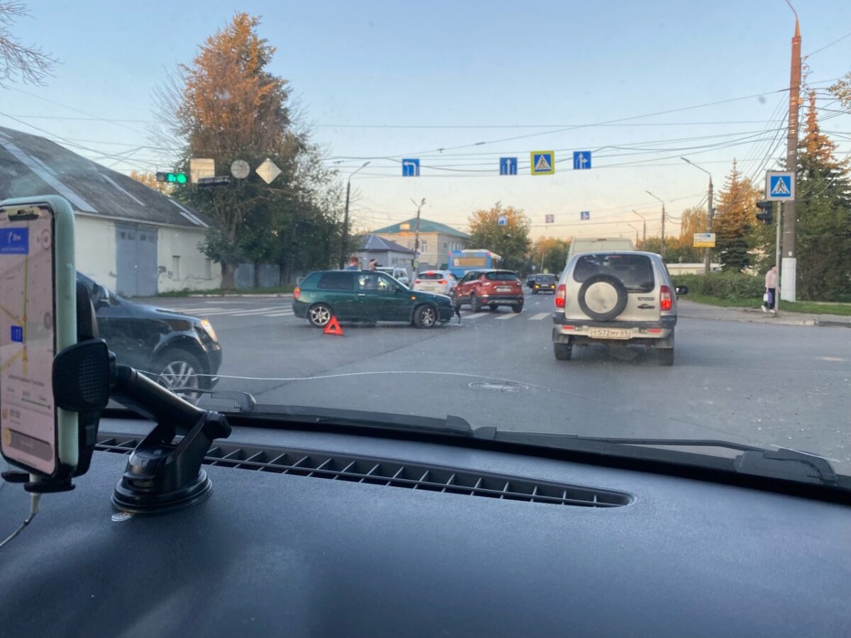 На мосту в Твери из-за аварии образовалась большая пробка