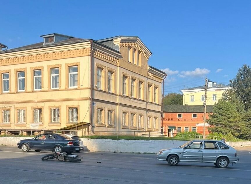 В Тверской области столкнулись мотоцикл и "Lada"