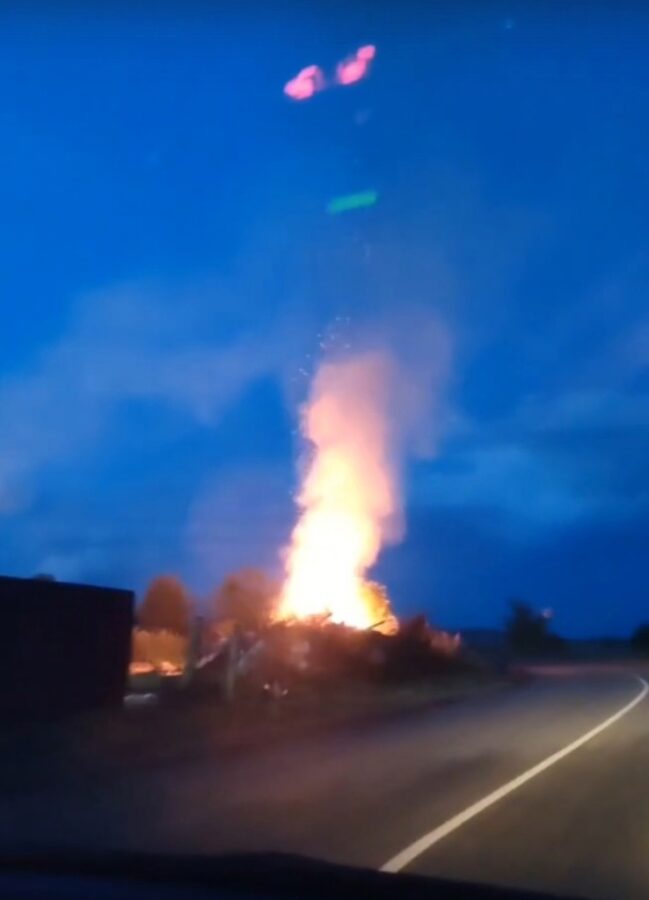 От загоревшейся в Тверской области кучи исходит токсичный запах