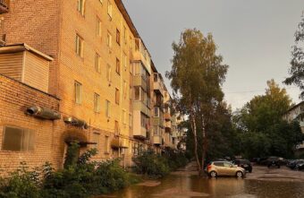 Жителям Тверской области посоветовали подплывать к своим подъездам на лодках