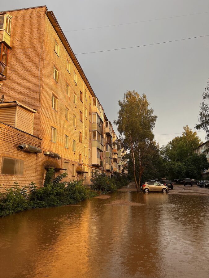 Жителям Тверской области посоветовали подплывать к своим подъездам на лодках