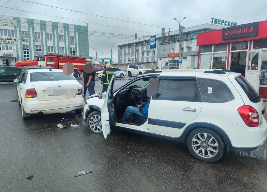 В Твери пьяный водитель на "Гранте" устроил массовое ДТП